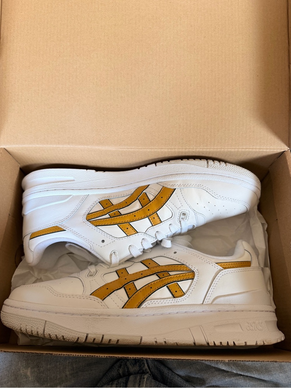 ASICS men’s low top sneakers